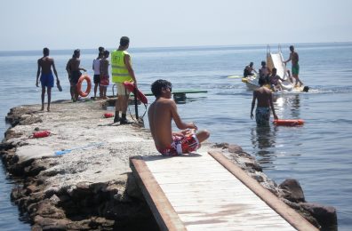 Μπάνιο με τα ασυνόδευτα ανήλικα της Μόριας στα Βότσαλα